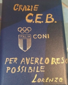 191129 Lorenzo Uboldi omaggia CEB con la Medaglia al Valore Atletico! - C.E.B. srl