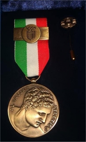 191129 Lorenzo Uboldi omaggia CEB con la Medaglia al Valore Atletico! - C.E.B. srl